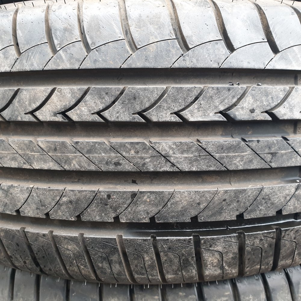 Goodyear EfficientGrip 275/40 R19 101Y  Runflat